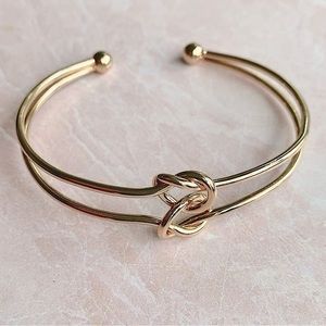 NEW Boutique Gold Tone Double Knot Intertwined Heart Bangle Bracelet